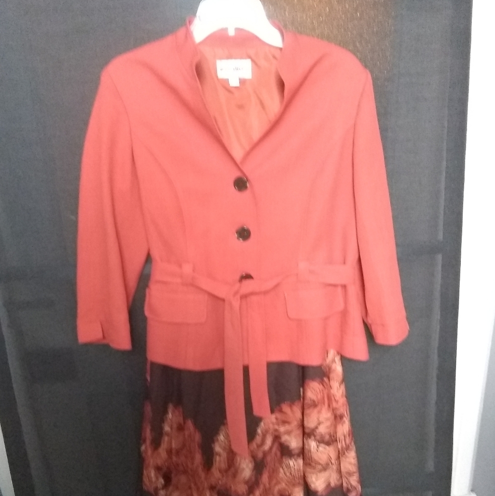 Elegant 2 piece skirt with tailored jacket.